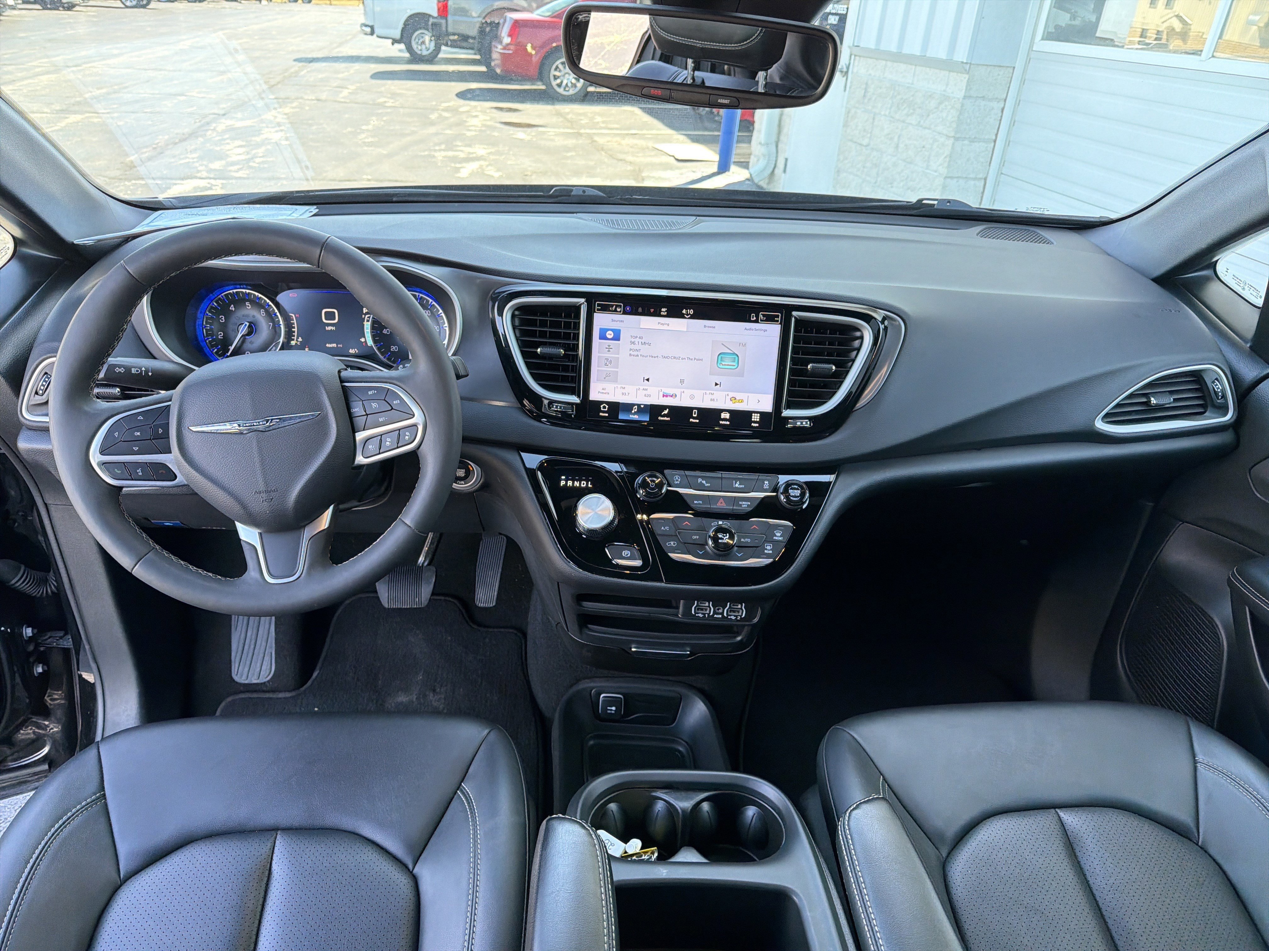 Used 2025 Chrysler Pacifica Select image 29