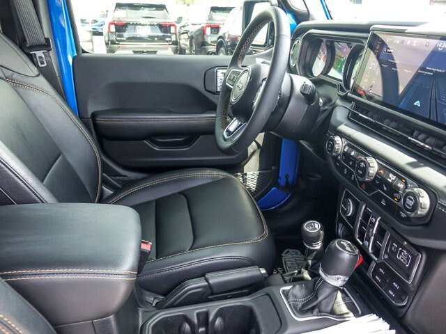 Used 2024 Jeep Wrangler Unlimited Sahara w/ Technology Group AWD/4WD image 32