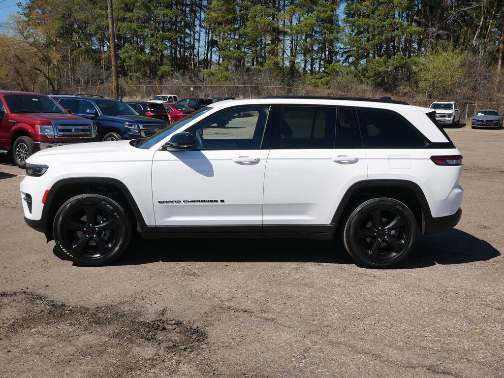 Used 2023 Jeep Grand Cherokee Altitude image 5