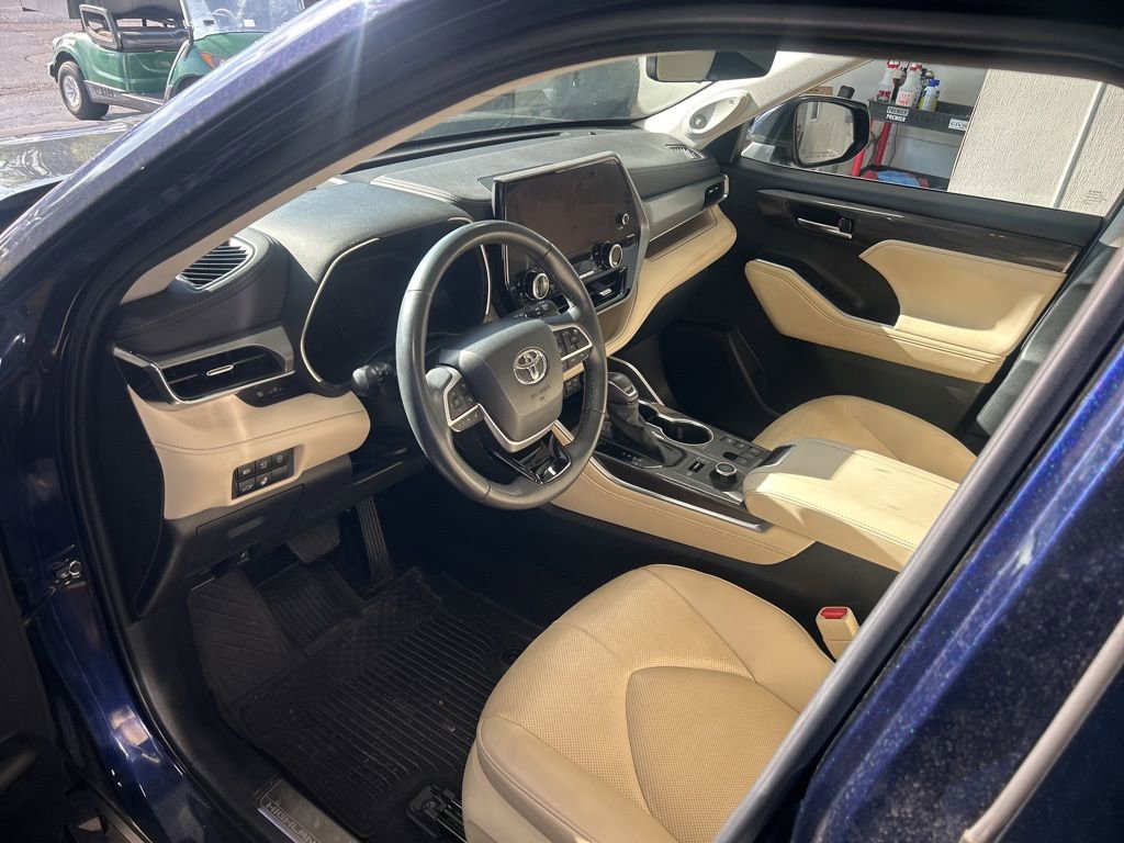 Used 2024 Toyota Highlander Platinum AWD/4WD image 2
