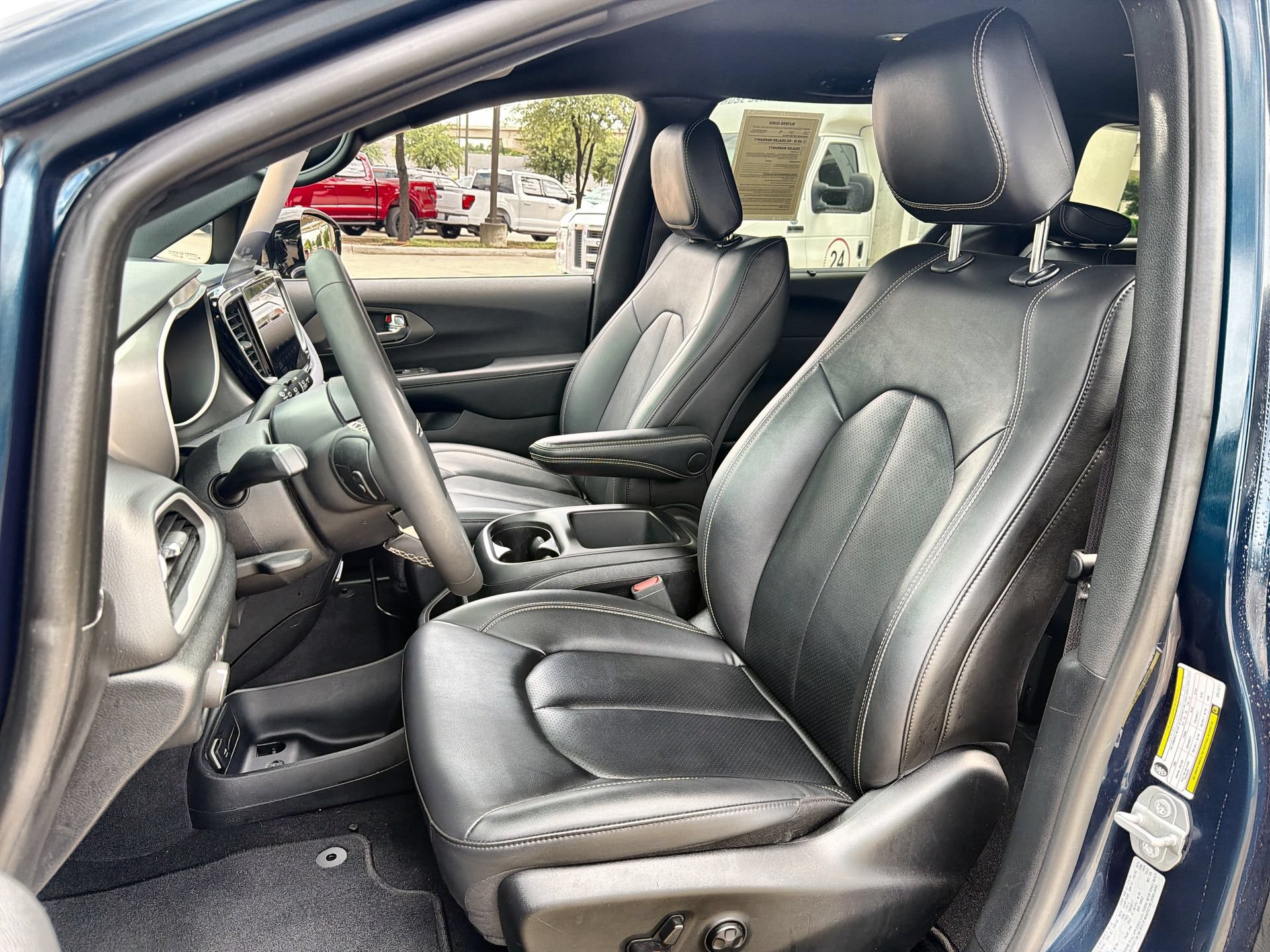 Used 2025 Chrysler Pacifica Select FWD image 11