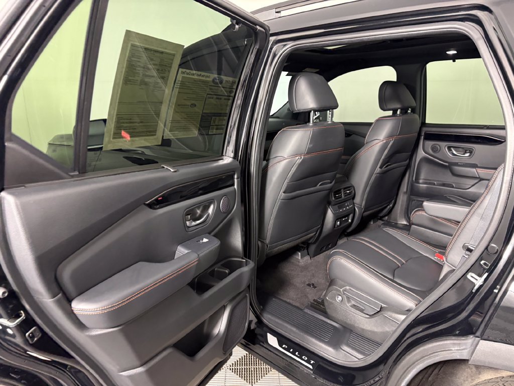 Used 2025 Honda Pilot TrailSport image 28