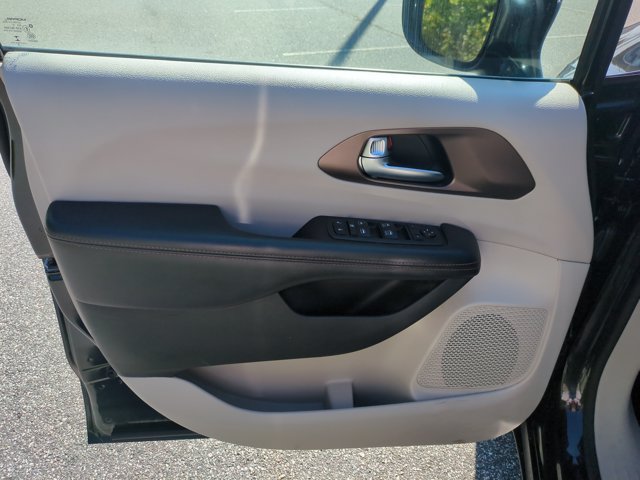 Used 2019 Chrysler Pacifica Touring-L FWD image 13