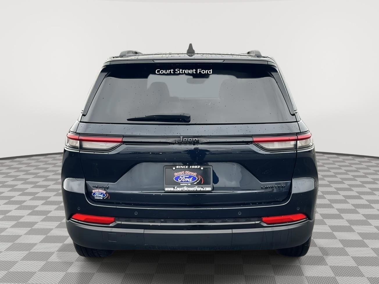 Used 2023 Jeep Grand Cherokee Limited w/ Black Appearance Package image 4