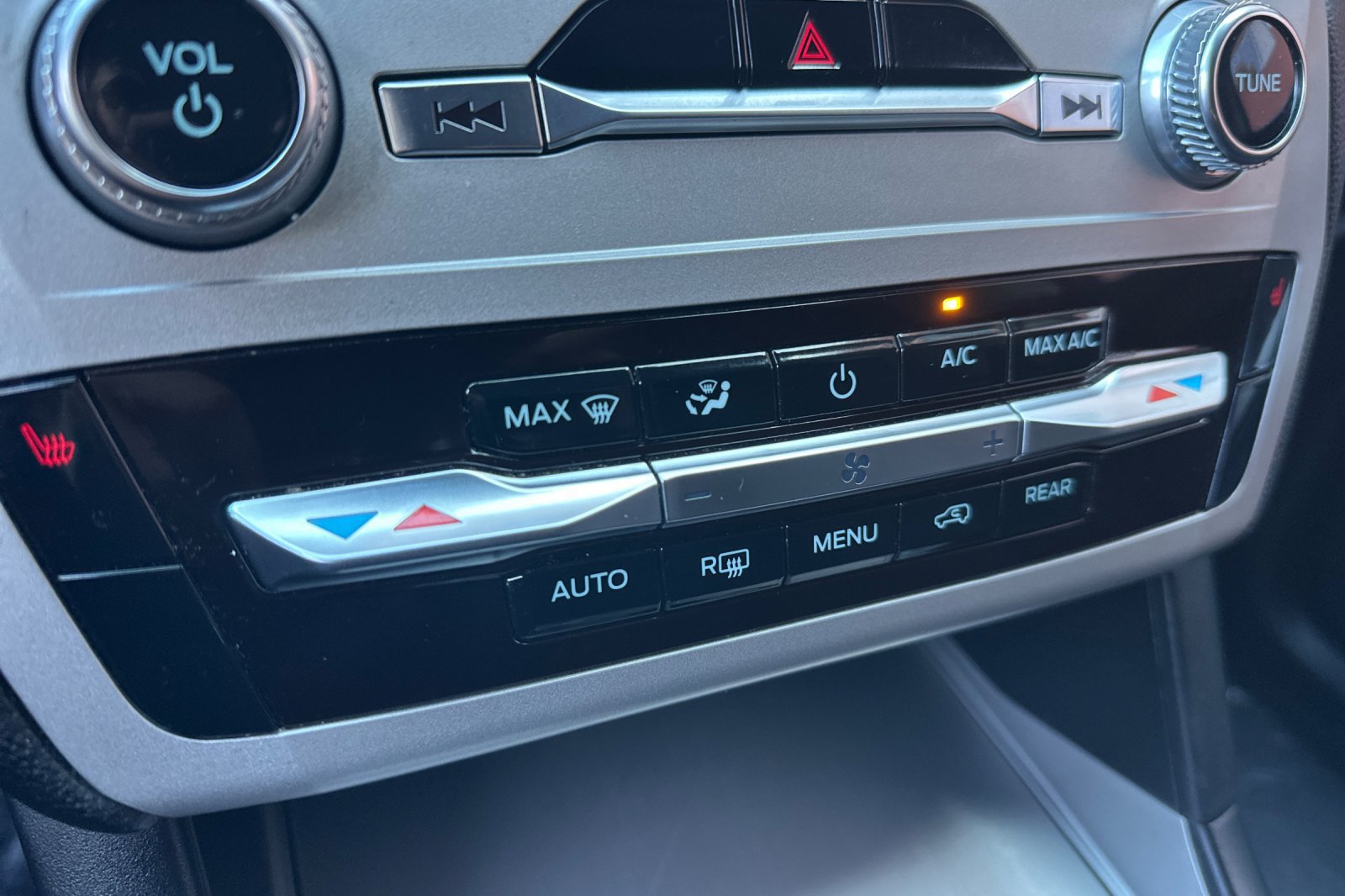 Certified 2023 Ford Explorer XLT RWD image 29