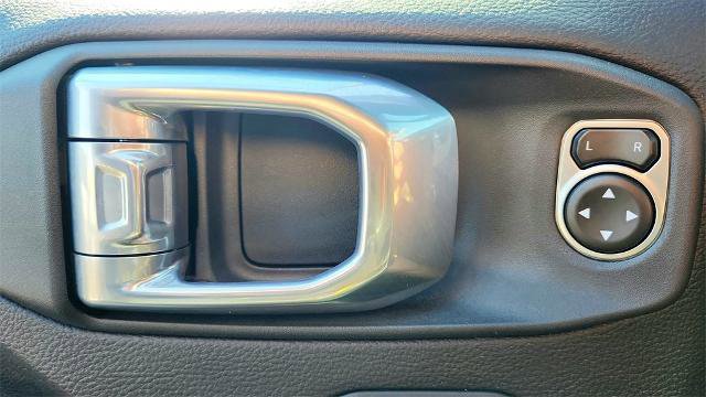 Used 2025 Jeep Wrangler Unlimited Sahara image 20