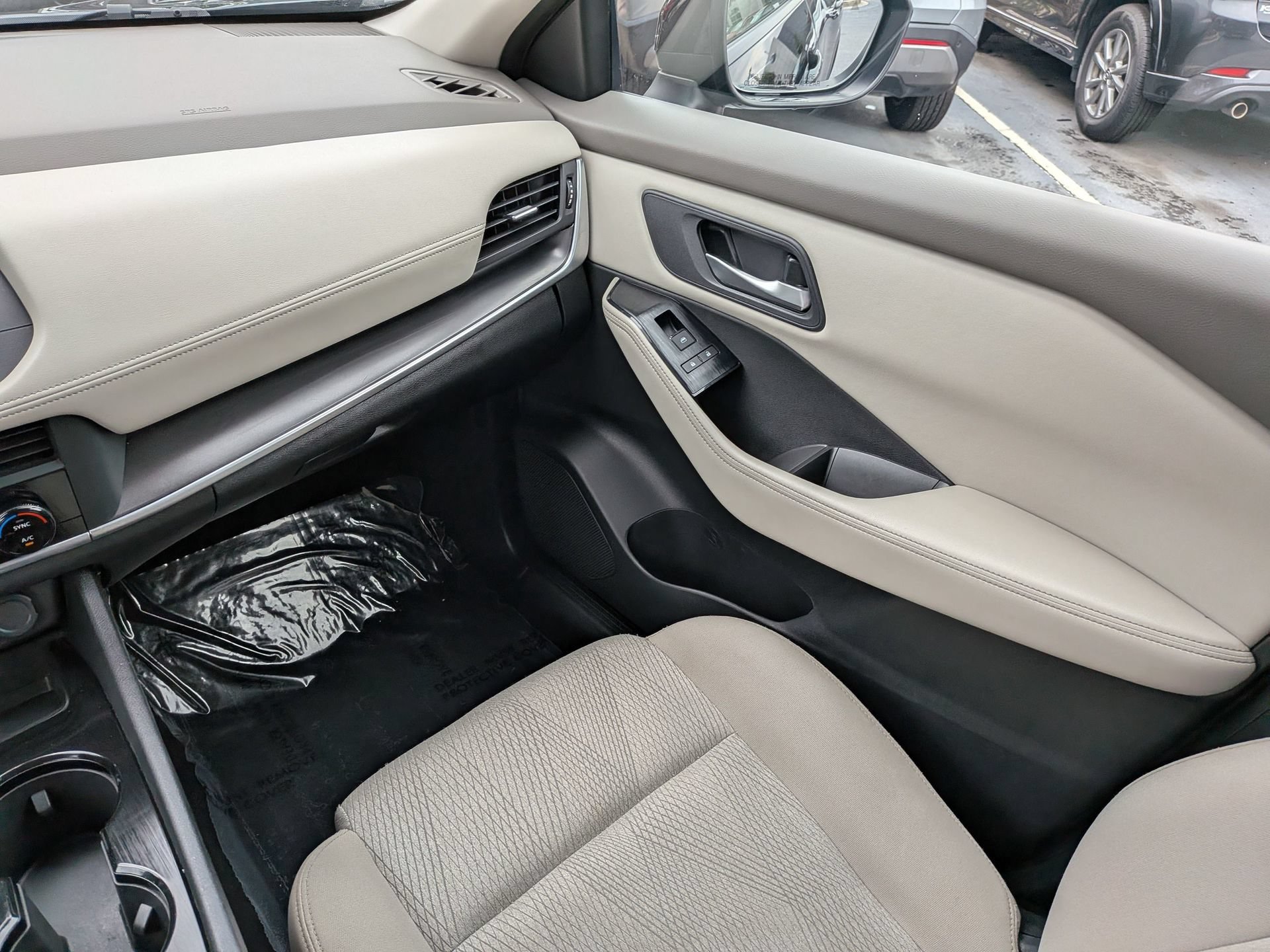 Used 2025 Nissan Rogue SV FWD image 20