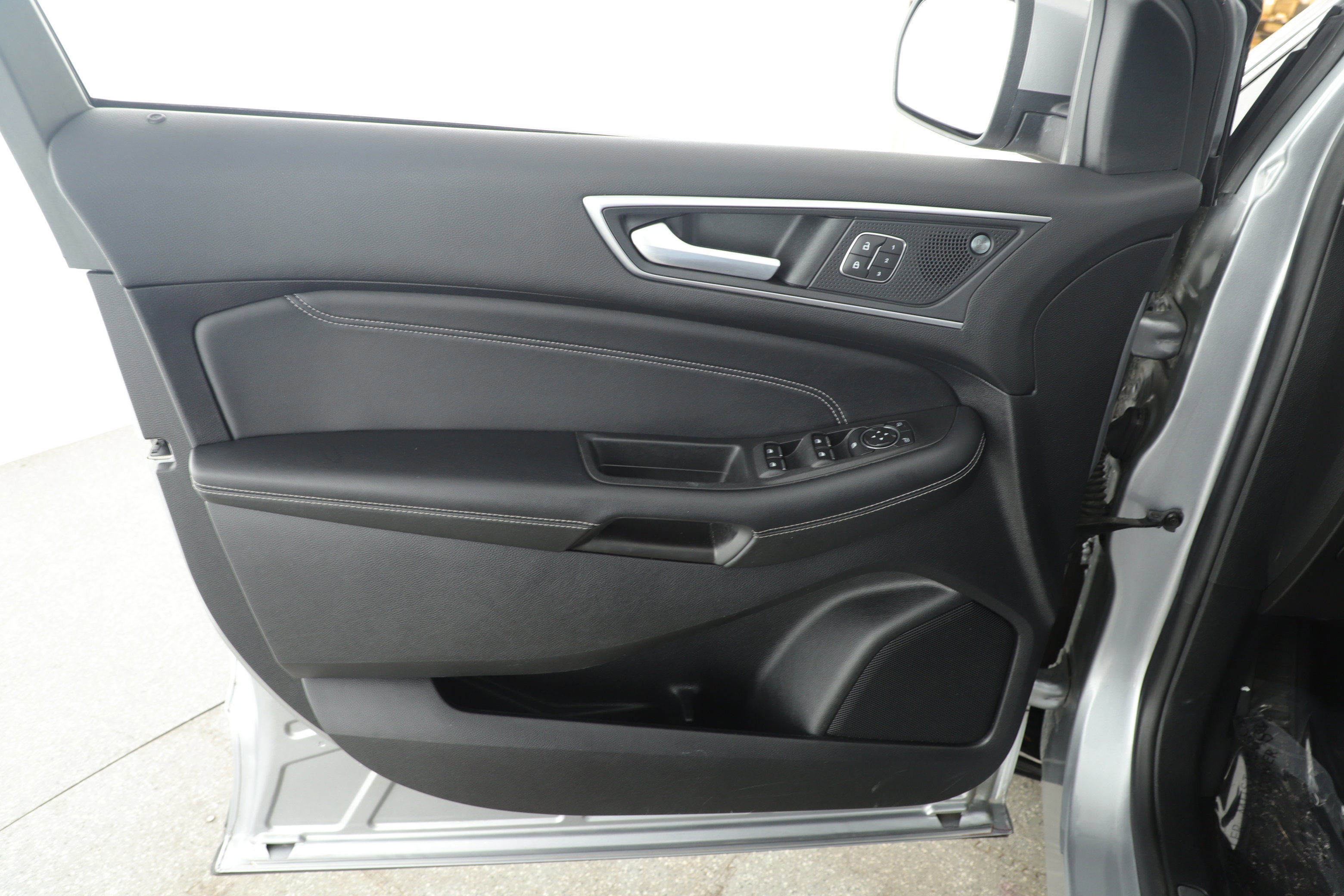 Certified 2022 Ford Edge Titanium w/ Equipment Group 301A image 8