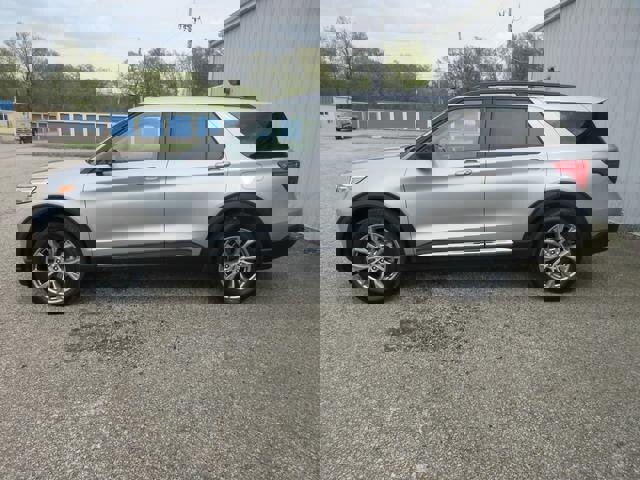 Certified 2022 Ford Explorer XLT w/ Equipment Group 202A image 2