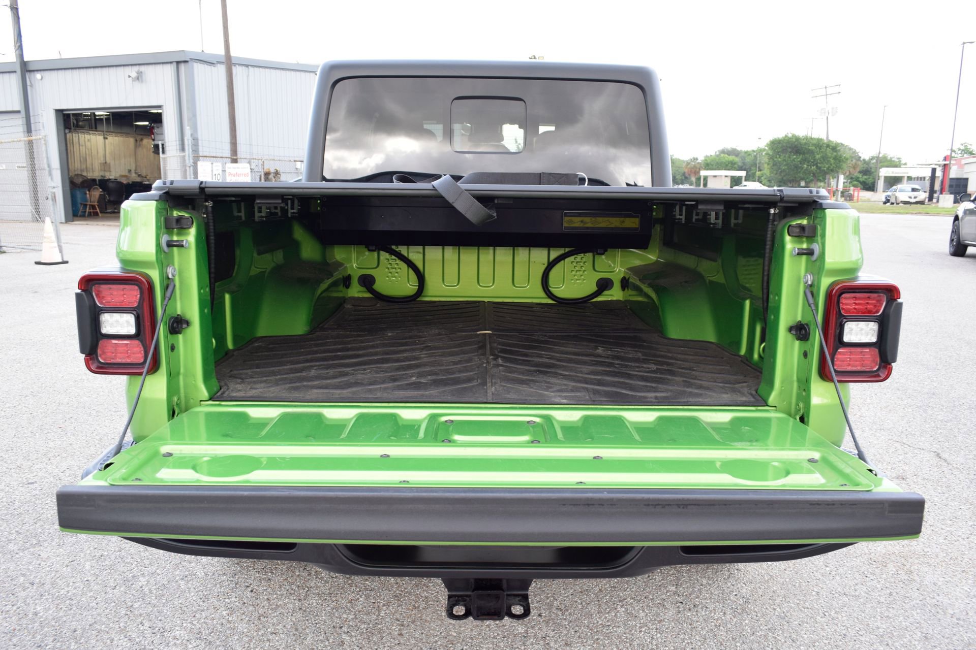 Used 2025 Jeep Gladiator Mojave w/ Convenience Group AWD/4WD image 21
