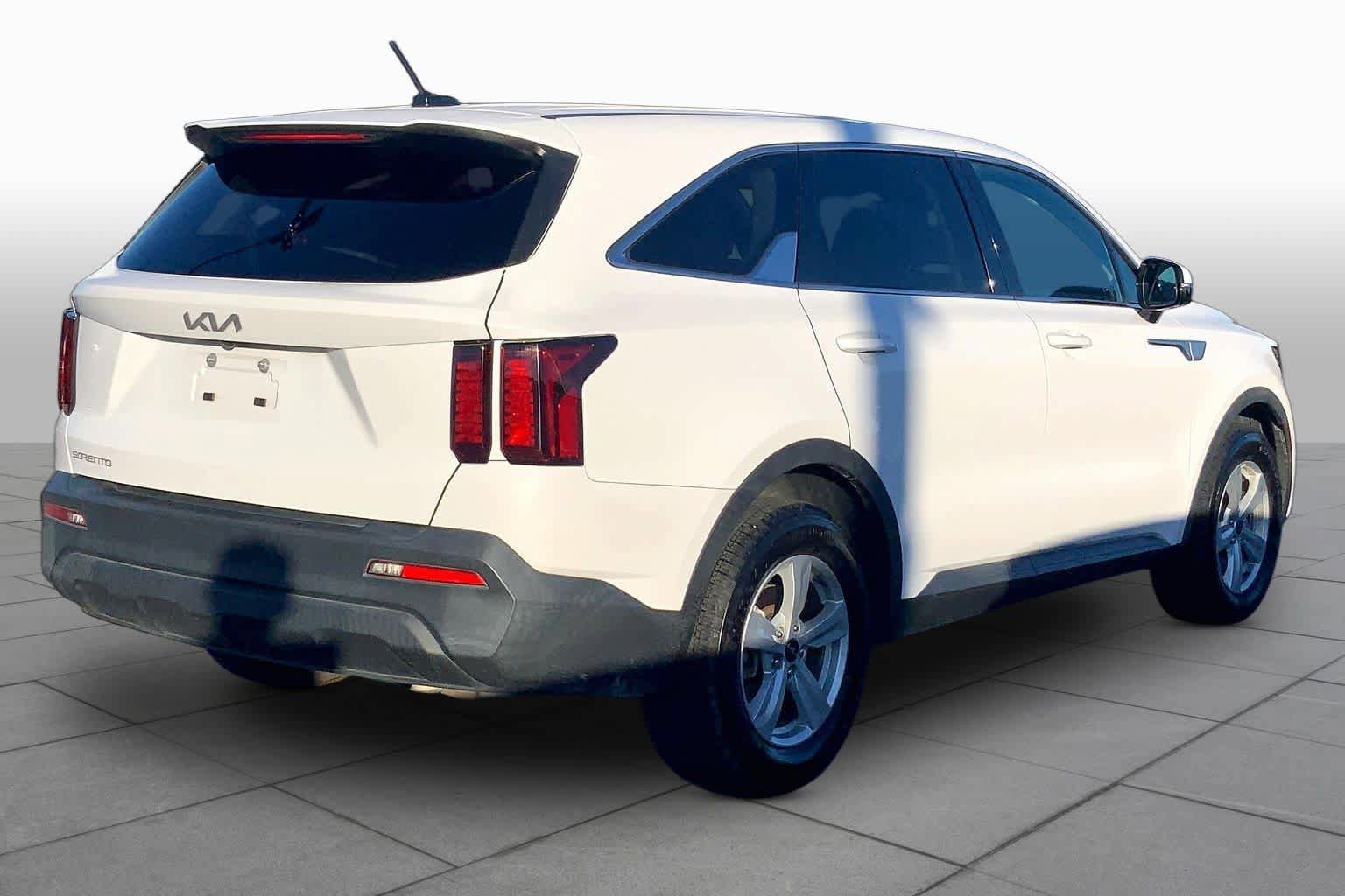 Used 2023 Kia Sorento LX FWD image 12