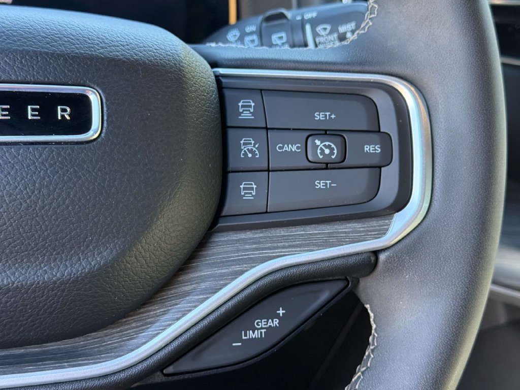 Used 2024 Jeep Wagoneer Series II AWD/4WD image 39