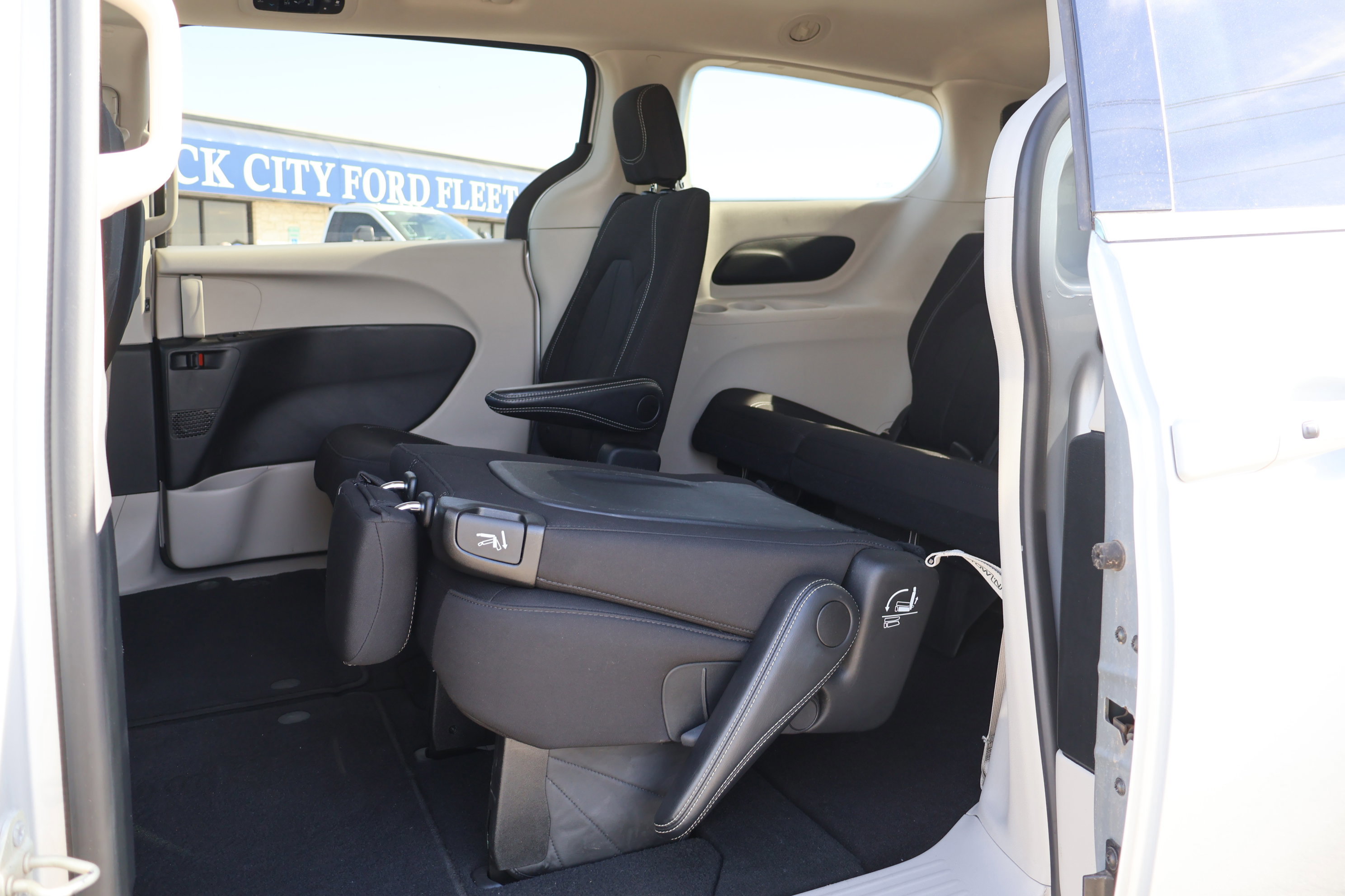 Used 2024 Chrysler Voyager LX image 30