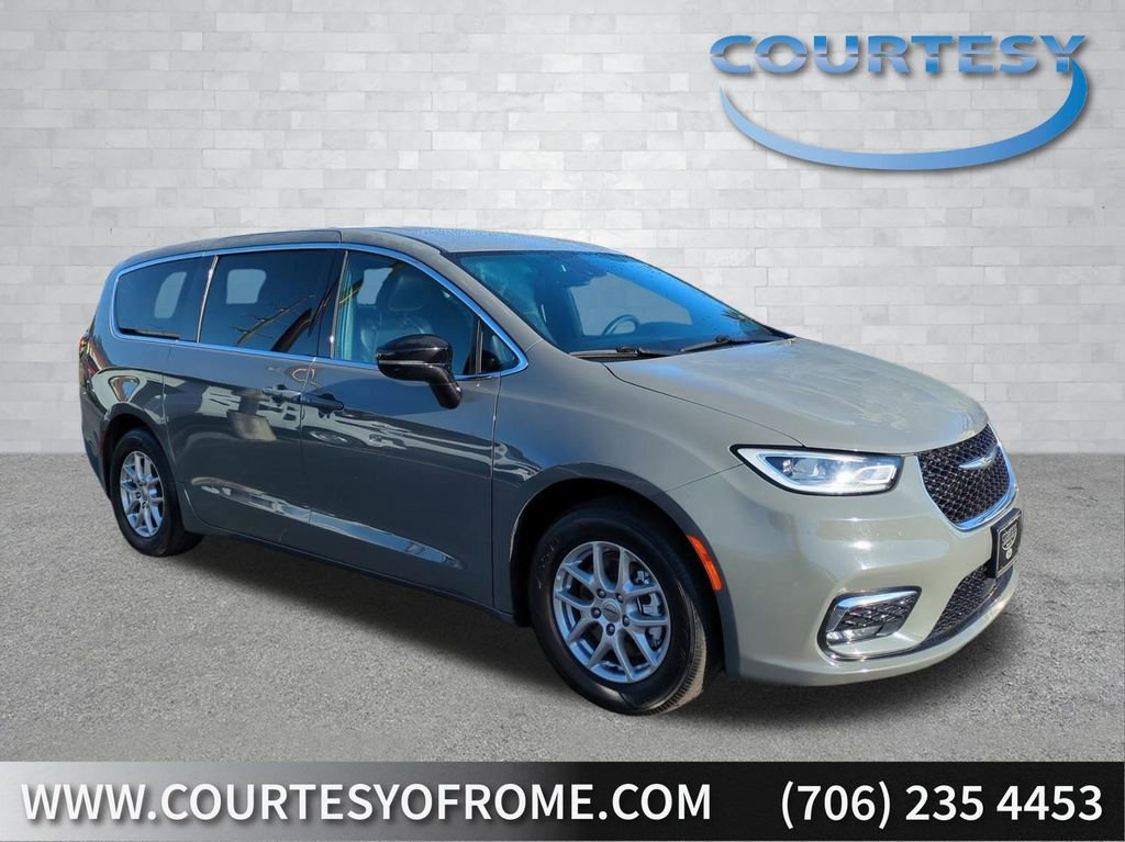 Used 2025 Chrysler Pacifica Select image 6