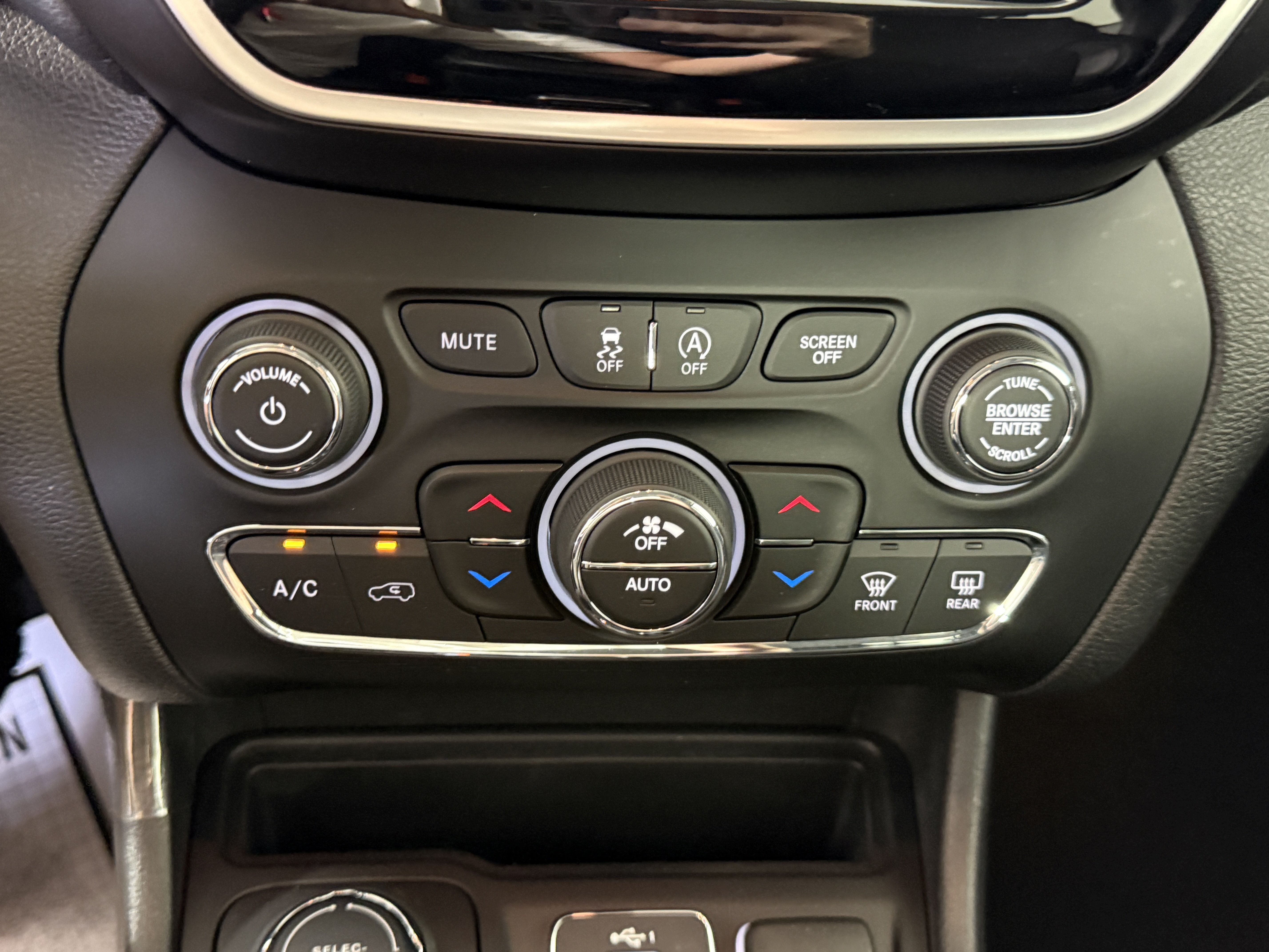 Used 2021 Jeep Cherokee Limited AWD/4WD image 23