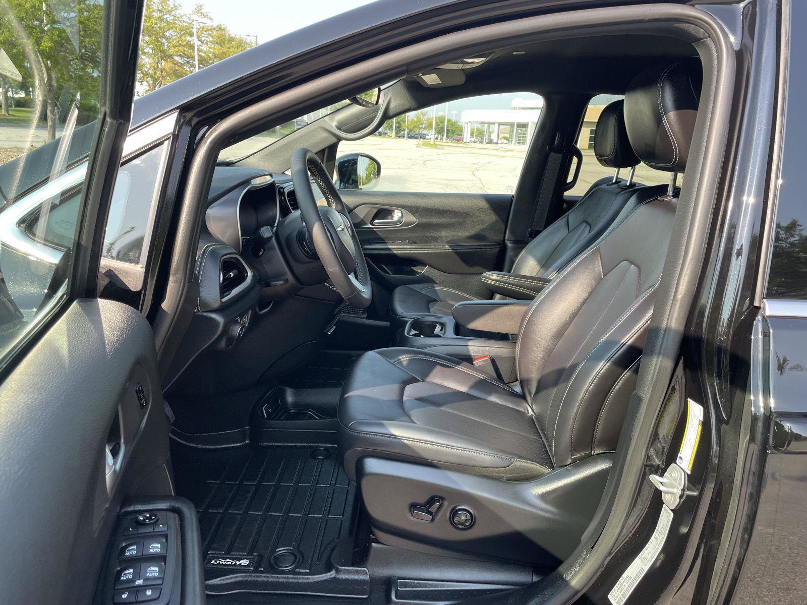 Used 2026 Chrysler Pacifica Select FWD image 17
