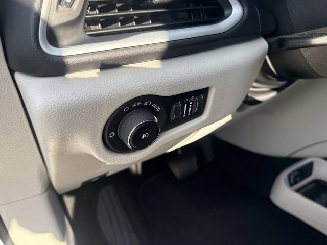 Used 2024 Chrysler Pacifica Touring-L image 21