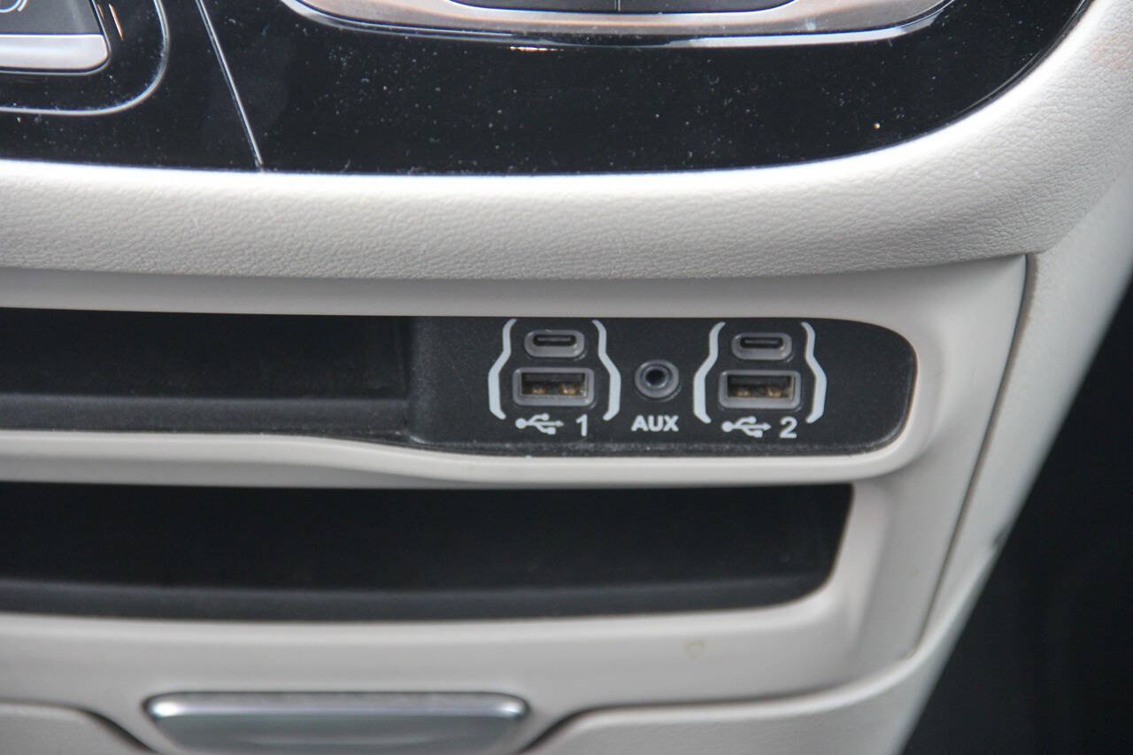 Used 2024 Chrysler Pacifica Touring-L FWD image 26