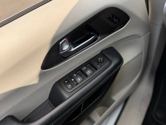 Used 2023 Chrysler Pacifica Touring-L FWD image 13