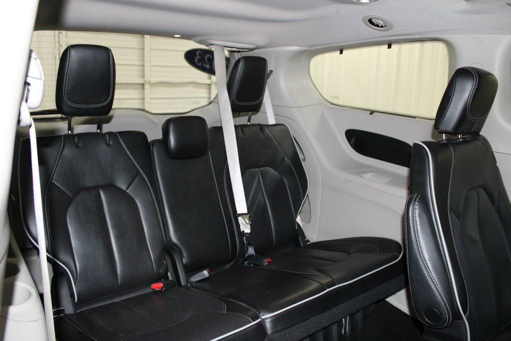 Used 2023 Chrysler Pacifica Limited FWD image 30