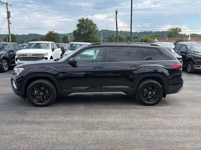 Used 2024 Volkswagen Atlas Peak Edition SE AWD/4WD image 2