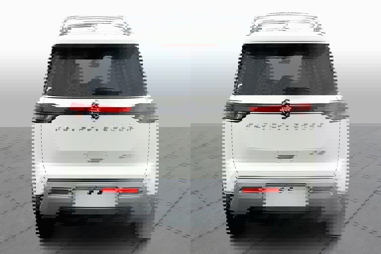 Used 2023 Nissan Pathfinder SL image 2