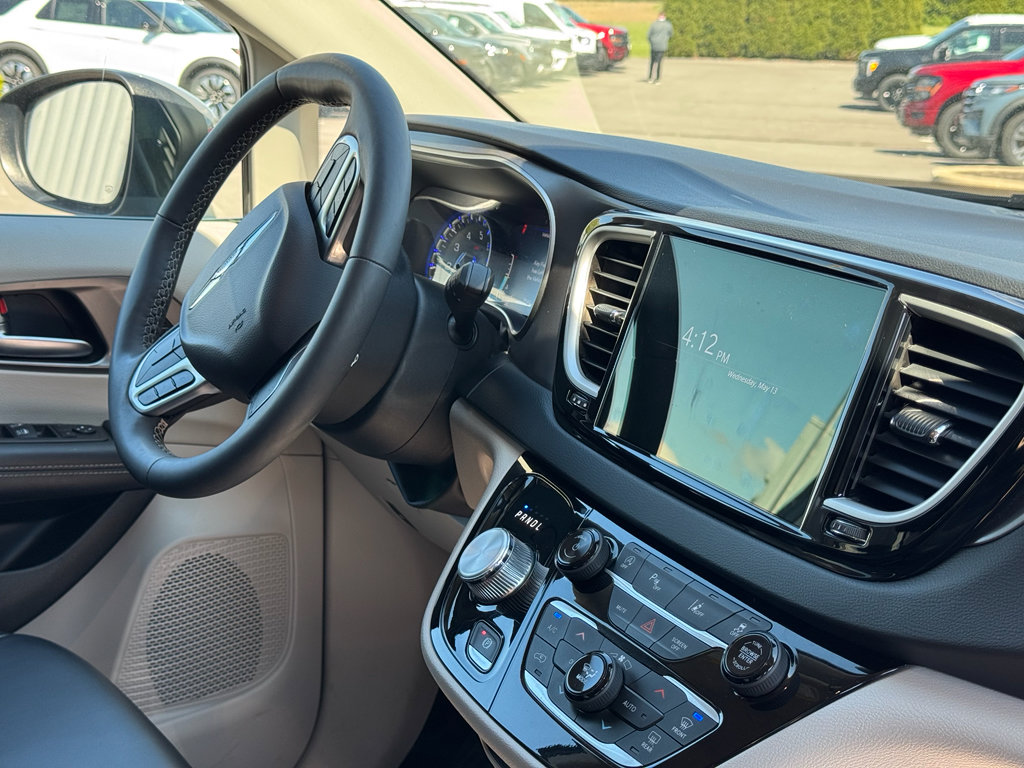 Used 2023 Chrysler Pacifica Touring-L FWD image 13