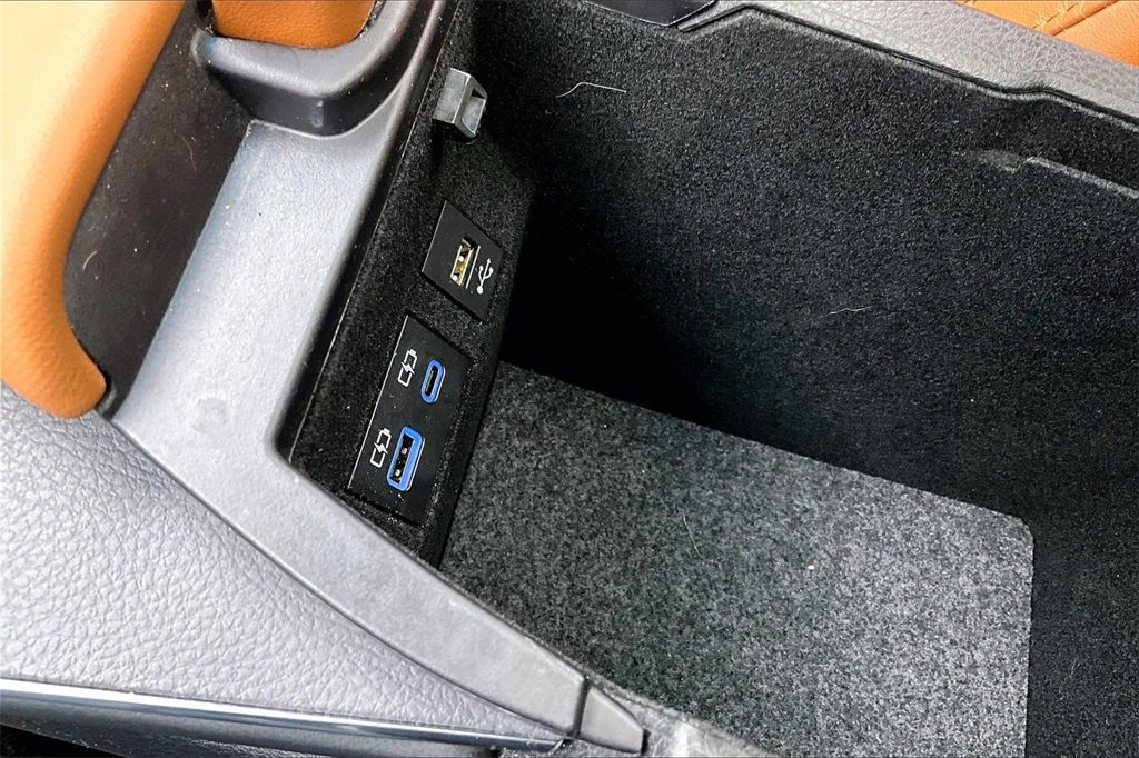 Used 2022 Toyota Avalon Limited image 32