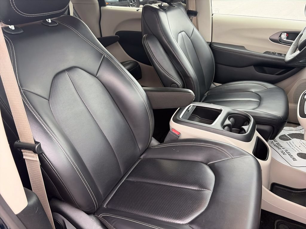 Used 2023 Chrysler Pacifica Touring-L FWD image 36