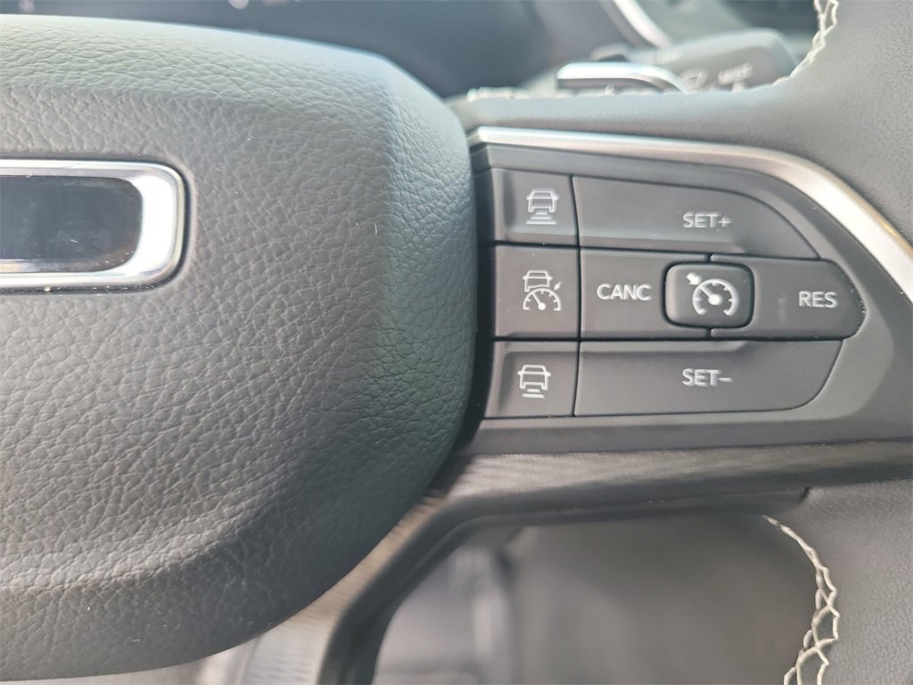 Used 2024 Jeep Grand Cherokee Laredo X image 24