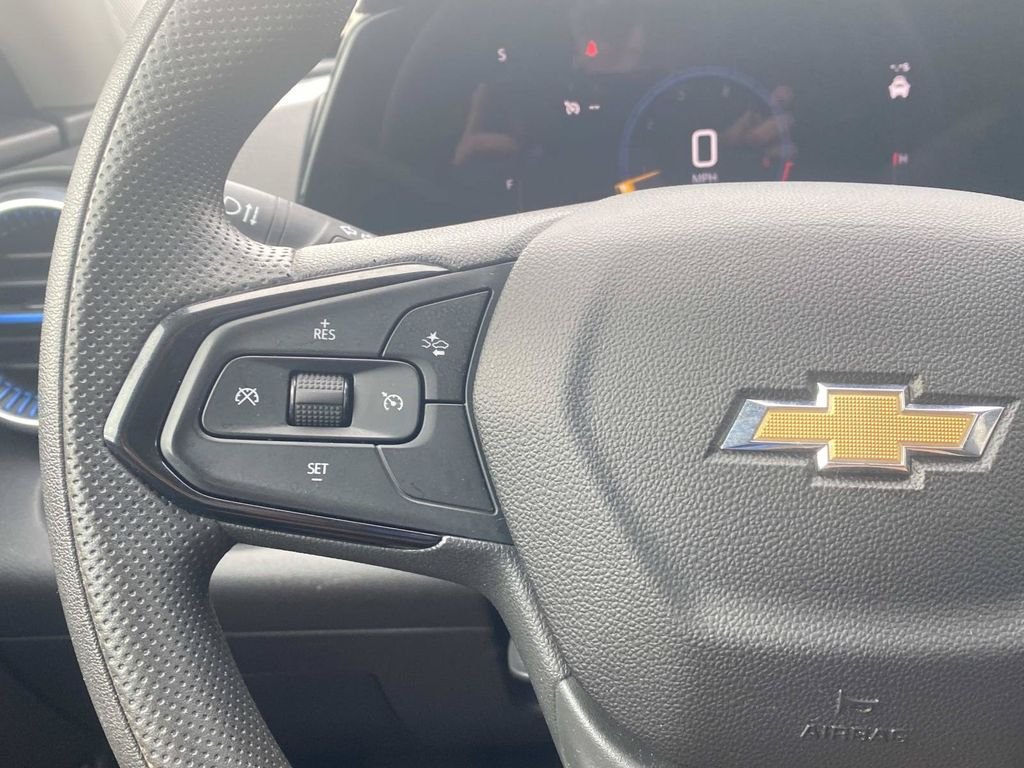 Used 2025 Chevrolet Trax LT FWD image 32