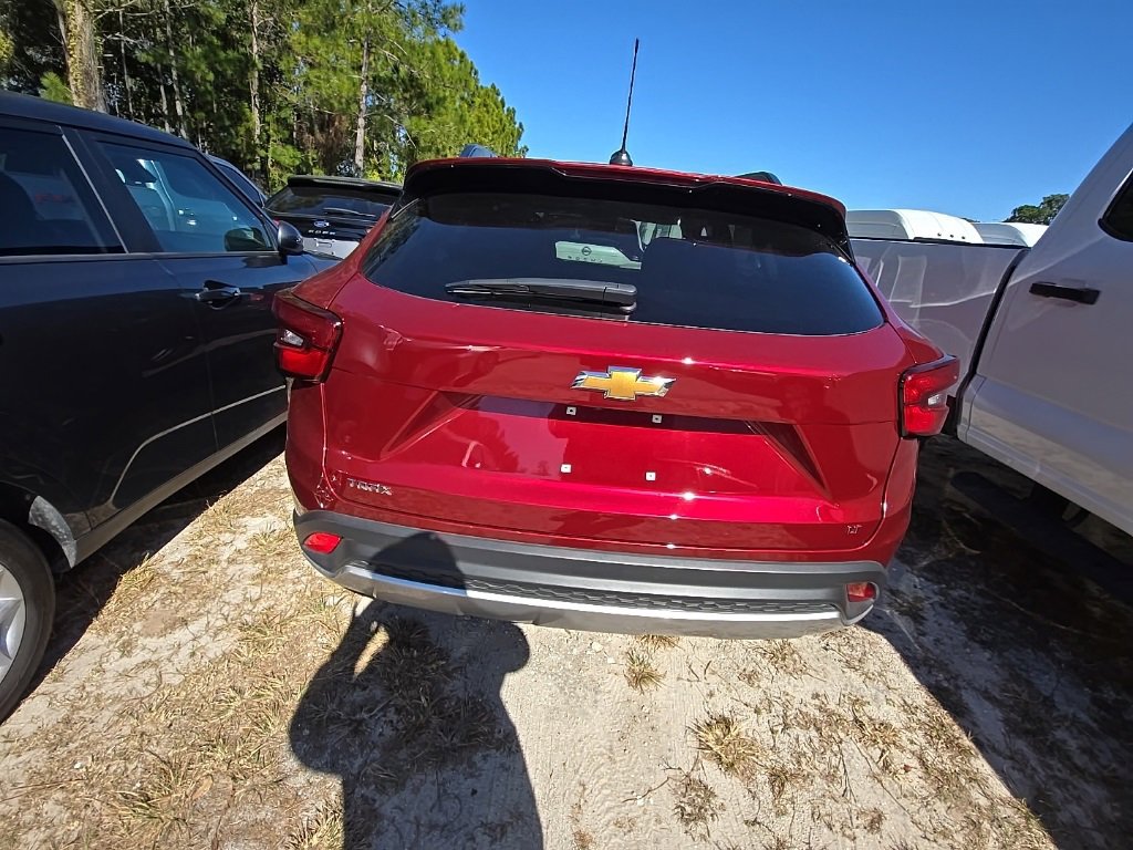 Used 2025 Chevrolet Trax LT w/ LT Convenience Package image 6