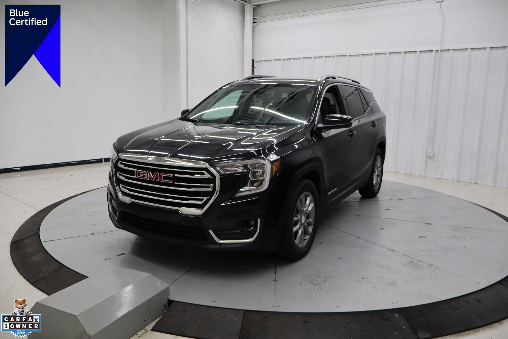 Used 2024 GMC Terrain SLT image 1