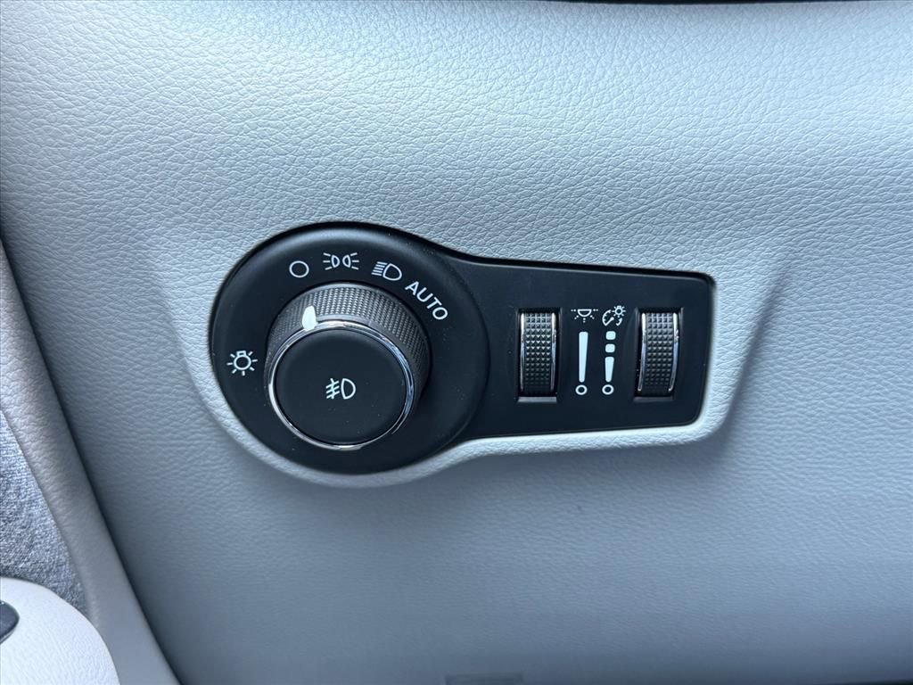 Used 2023 Jeep Compass Latitude AWD/4WD image 24