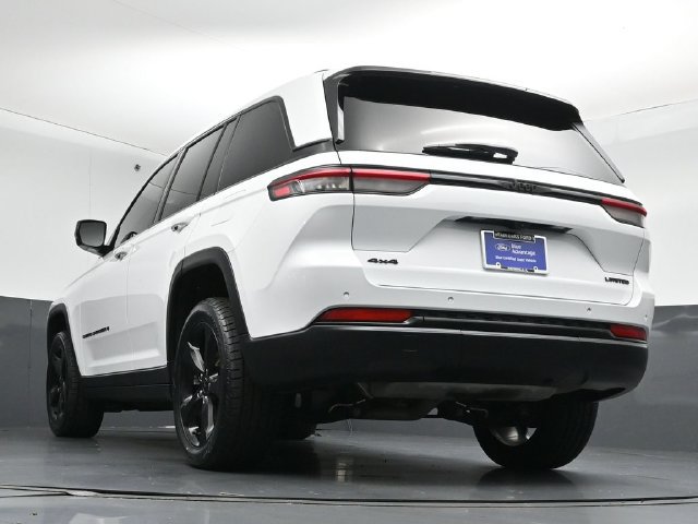 Used 2023 Jeep Grand Cherokee Limited w/ Black Appearance Package AWD/4WD image 41