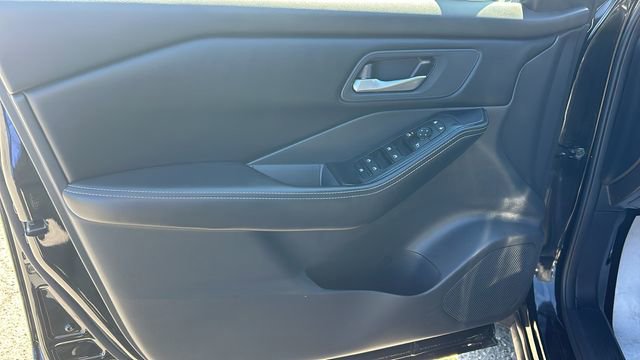 Used 2024 Nissan Rogue SV AWD/4WD image 16