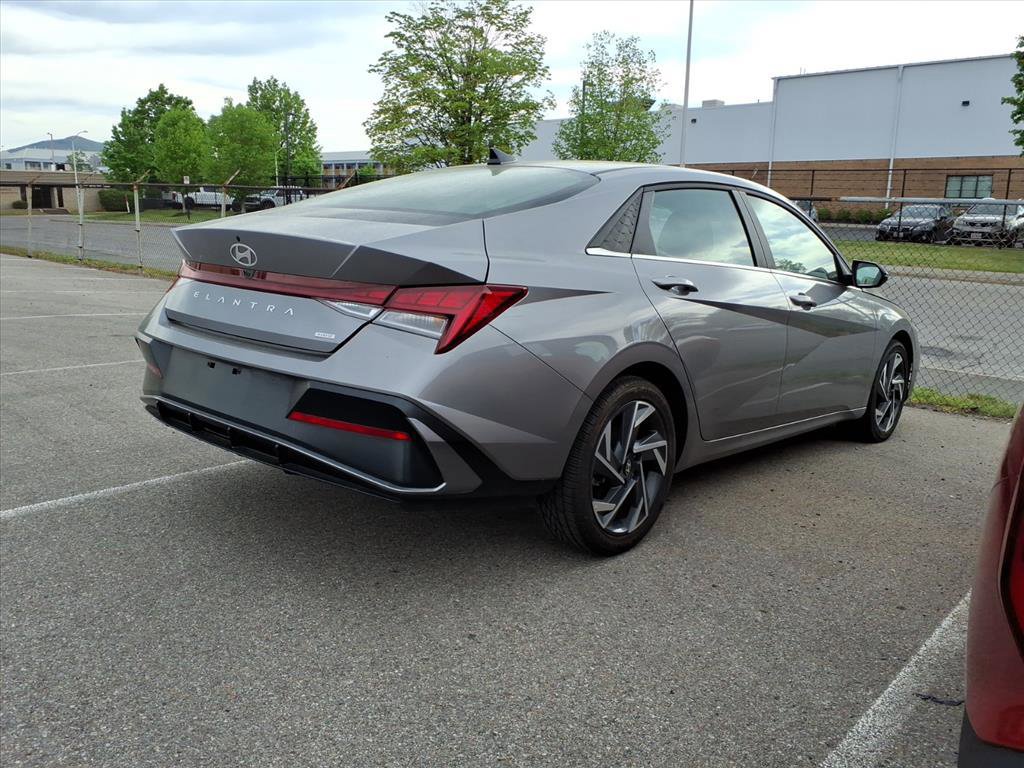 Used 2025 Hyundai Elantra Limited FWD image 4