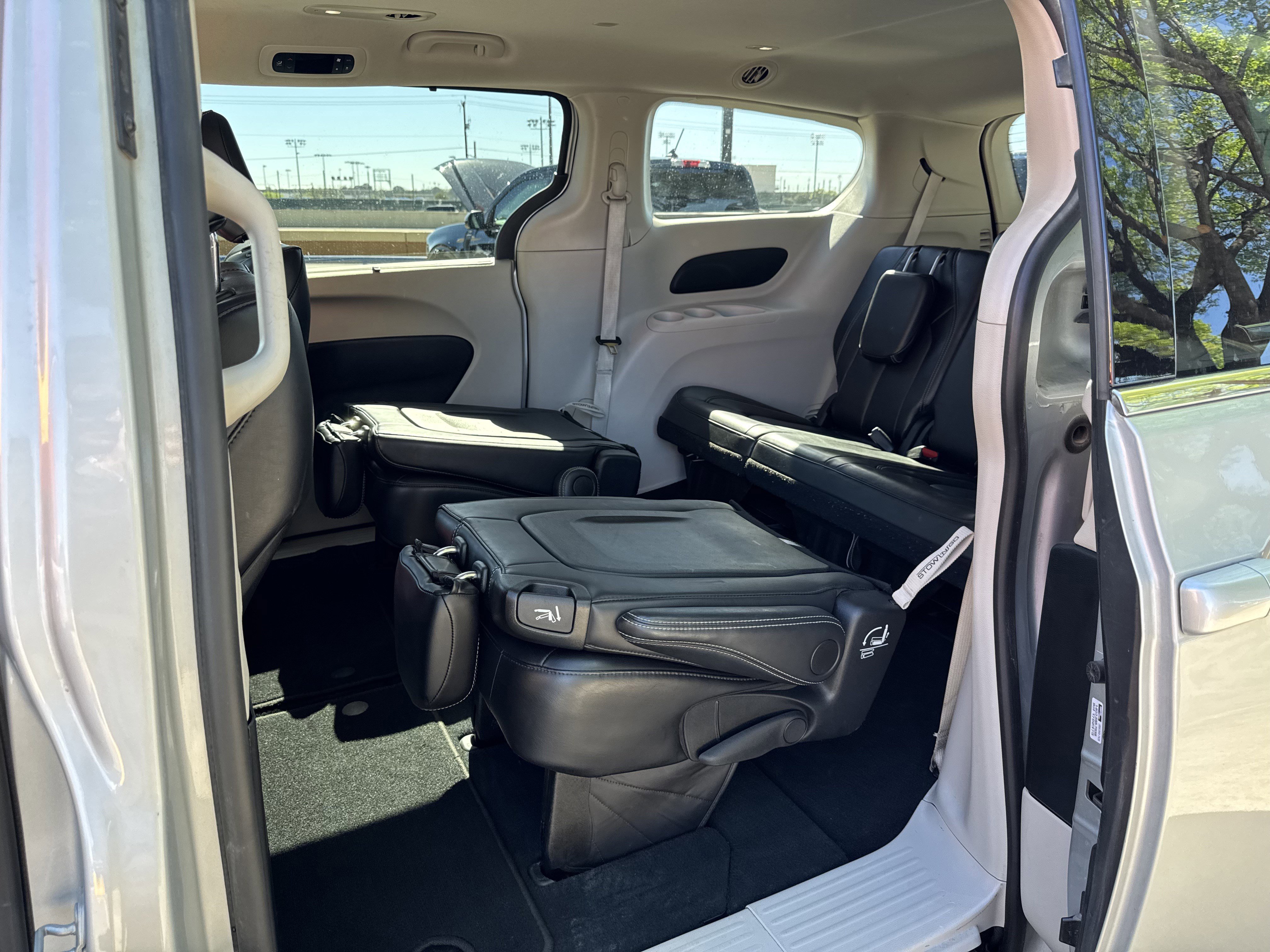 Used 2024 Chrysler Pacifica Touring-L image 12