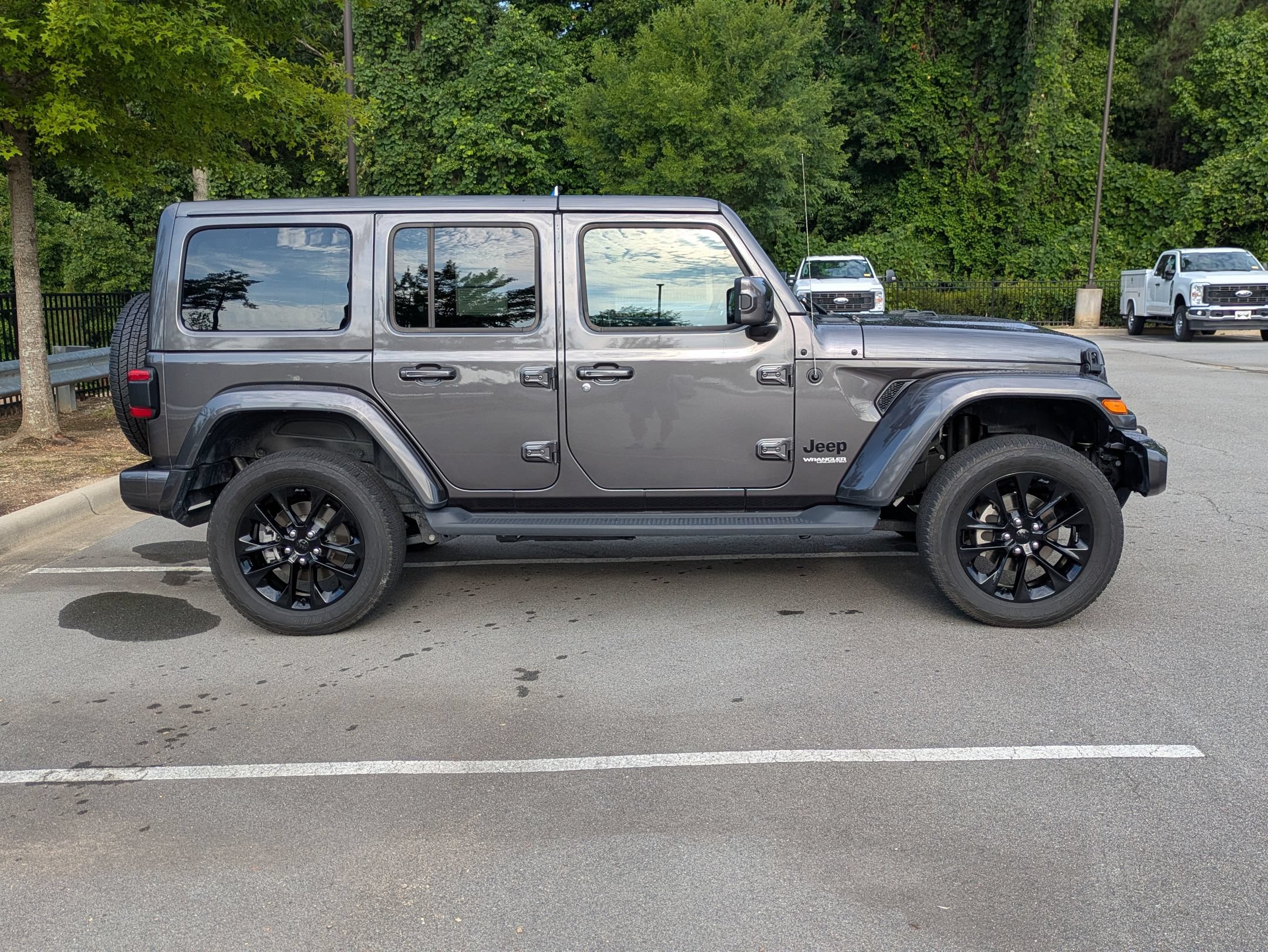 Used 2021 Jeep Wrangler Unlimited Sahara AWD/4WD image 3