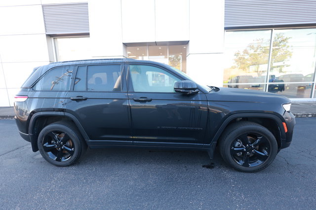 Used 2023 Jeep Grand Cherokee Altitude AWD/4WD image 3