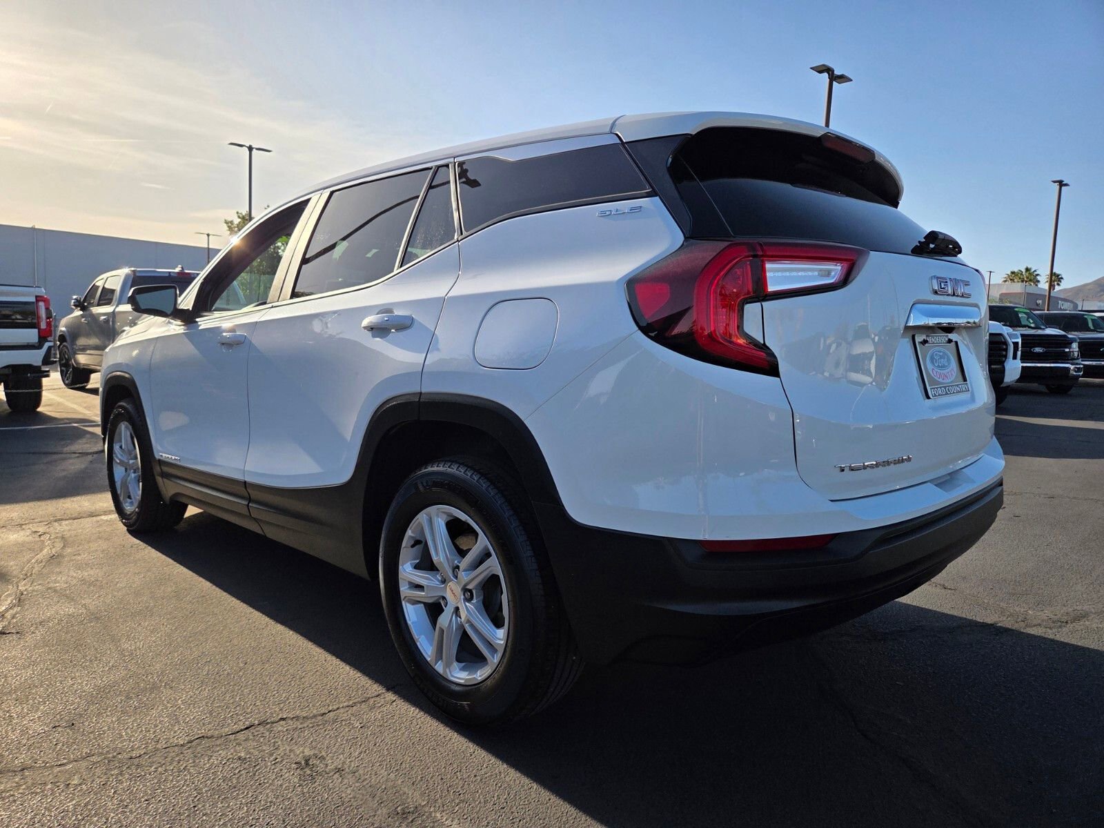Used 2024 GMC Terrain SLE FWD image 4