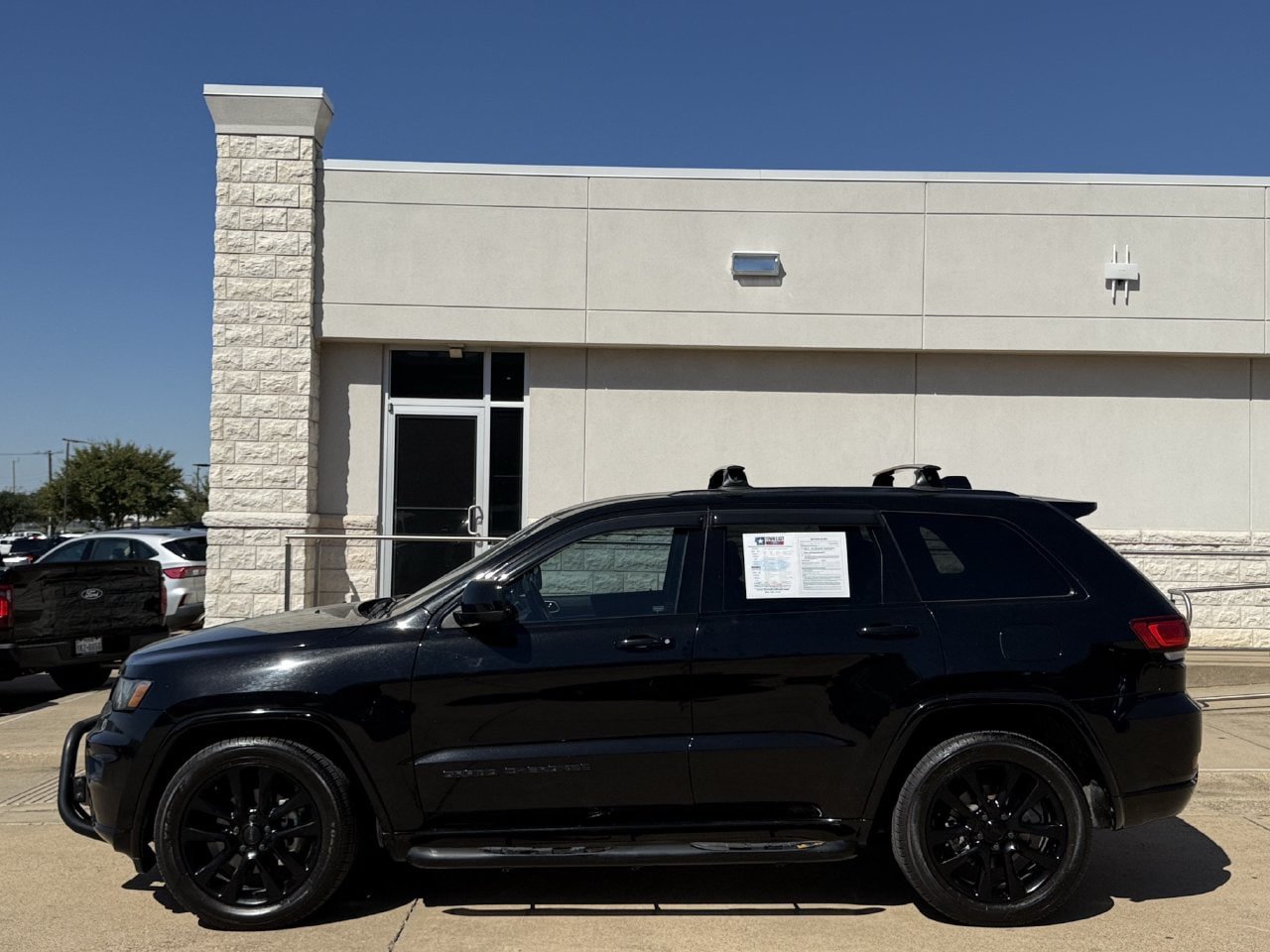 Used 2017 Jeep Grand Cherokee Altitude RWD image 3