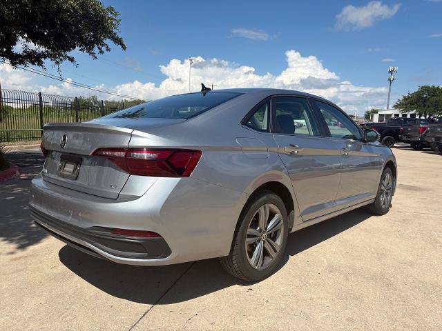 Used 2024 Volkswagen Jetta SE FWD image 3