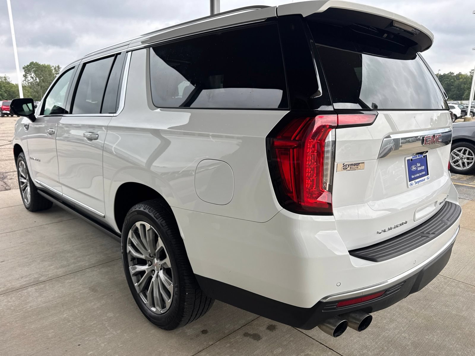 Used 2021 GMC Yukon XL Denali w/ Denali Premium Package AWD/4WD image 5