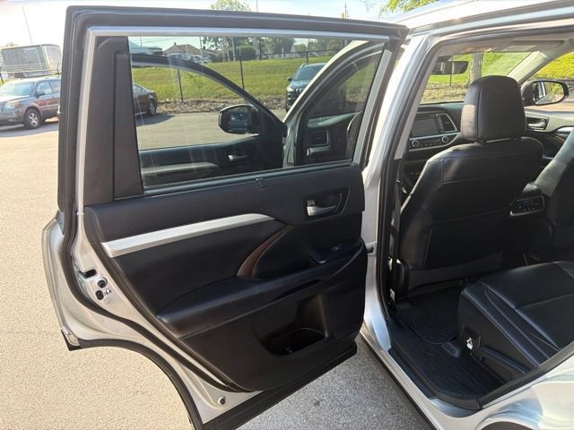 Used 2019 Toyota Highlander XLE AWD/4WD image 18