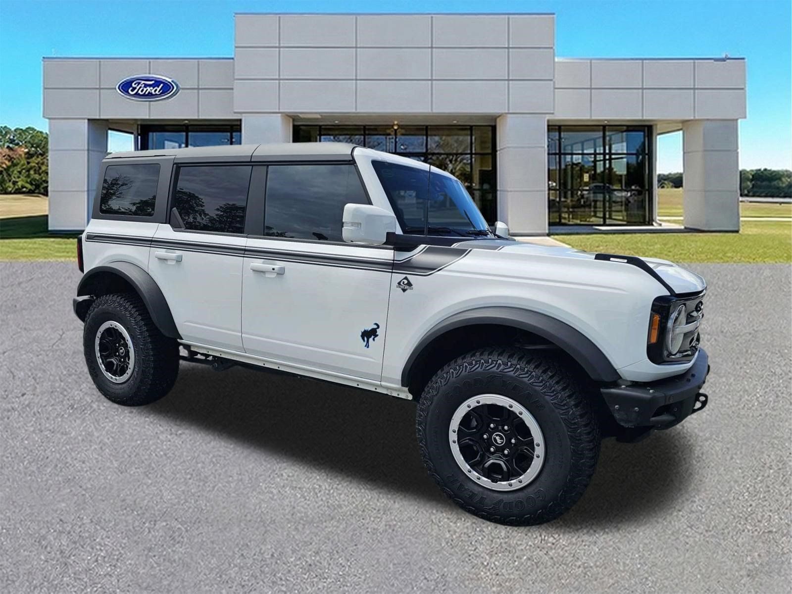 Certified 2022 Ford Bronco Outer Banks w/ Sasquatch Package AWD/4WD image 2