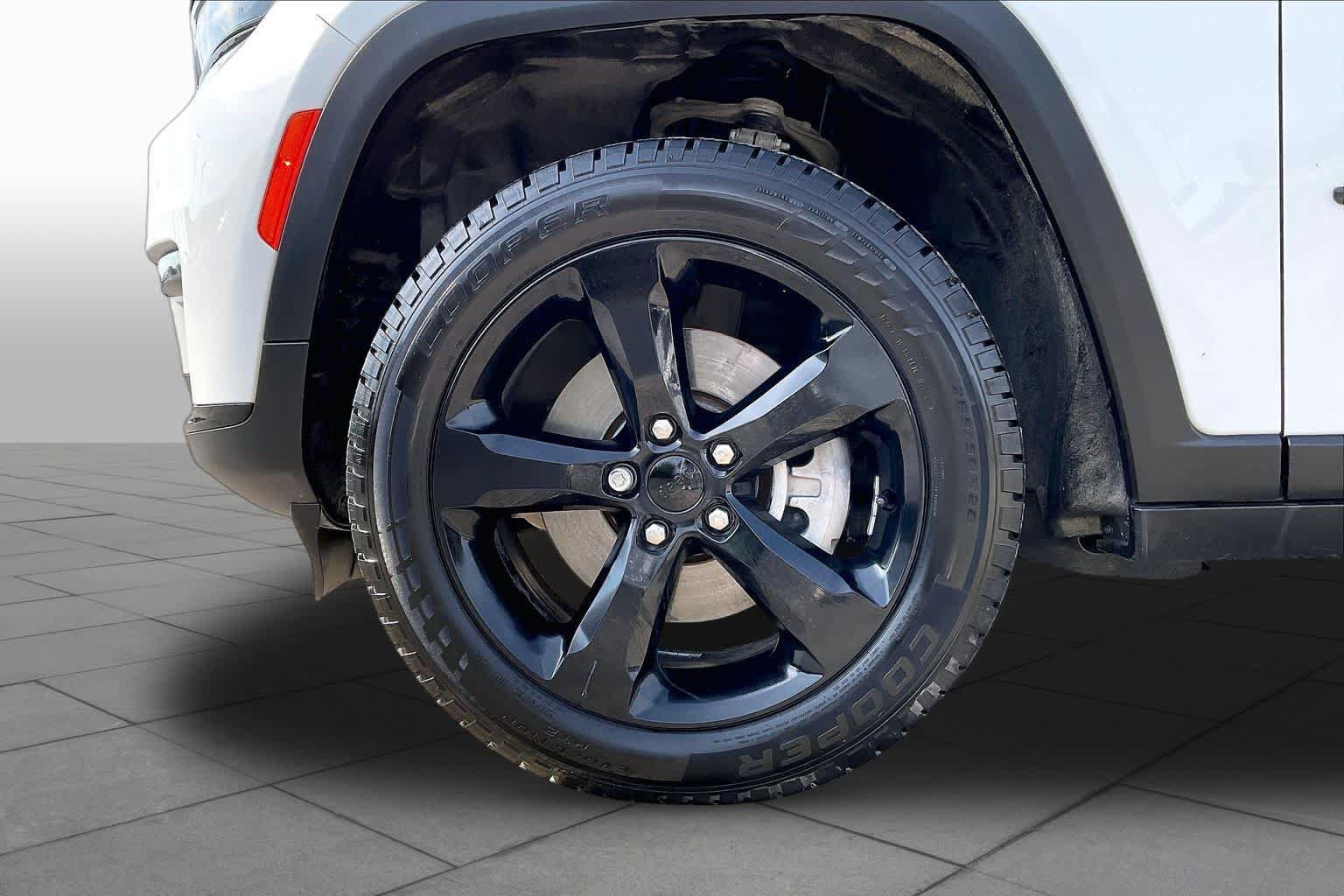 Used 2022 Jeep Grand Cherokee L Limited w/ Black Appearance Package AWD/4WD image 11
