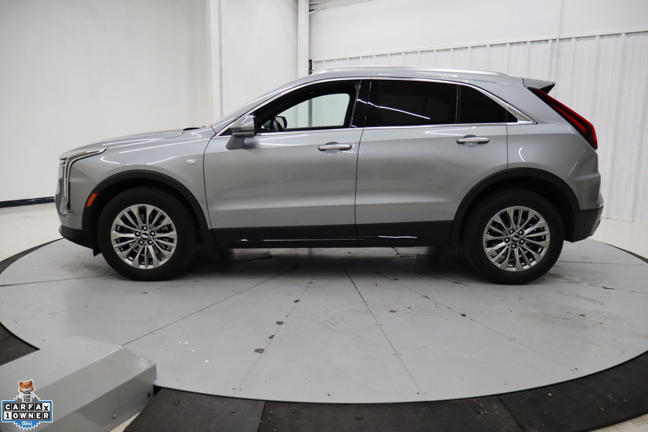 Used 2025 Cadillac XT4 Premium Luxury image 2