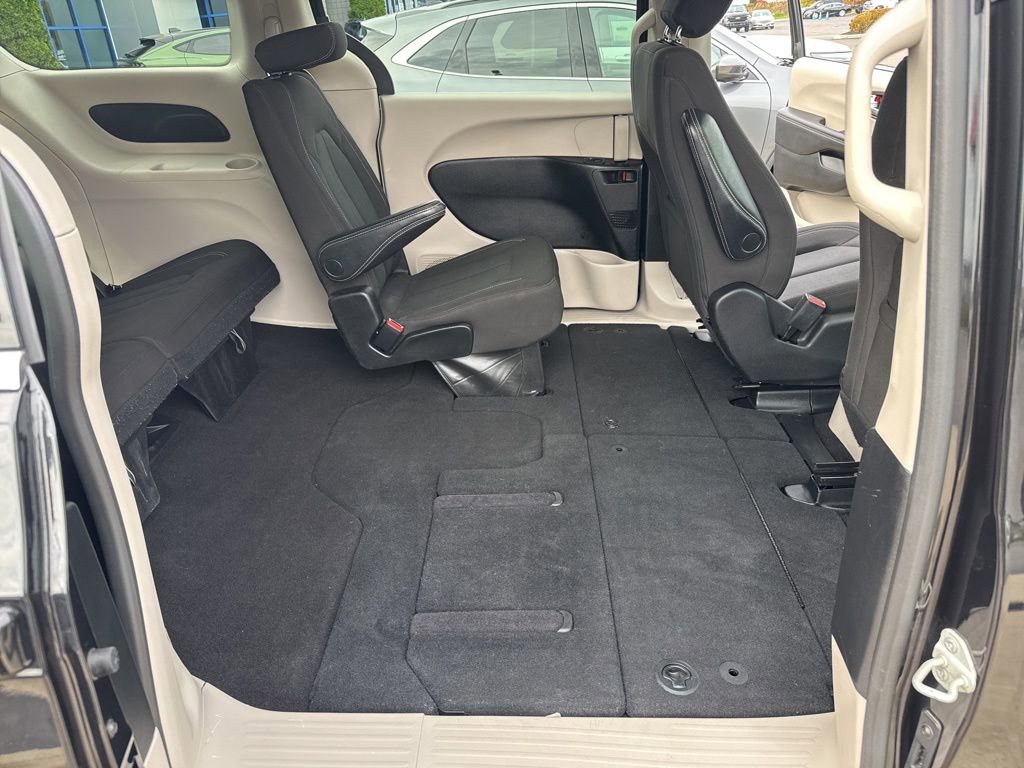 Used 2023 Chrysler Voyager LX image 50