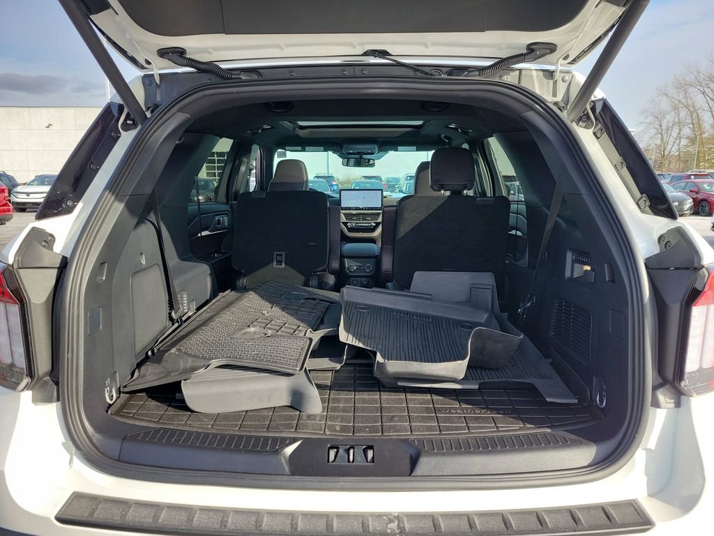 Certified 2025 Ford Explorer Platinum w/ Ultimate Package AWD/4WD image 8